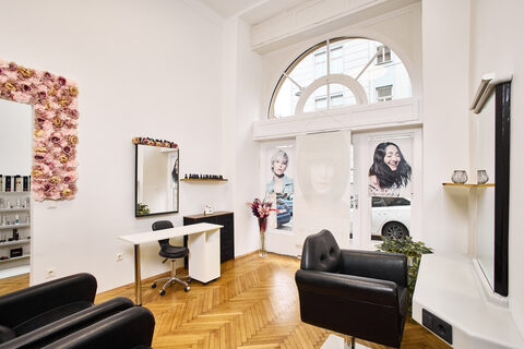 Spiegel mit Blumenrahmen und Stylingbereich – Hairstudio Tanja Wien