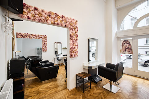 Stylingbereich mit Blumenspiegel – Hairstudio Tanja Wien 1180