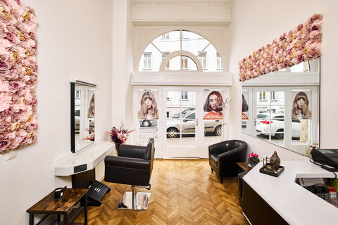 Eingangsbereich mit Bogenfenster und hohen Decken – Hairstudio Tanja