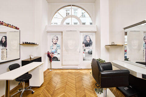 Farb- und Stylingbereich mit Bogenfenster – Hairstudio Tanja Wien