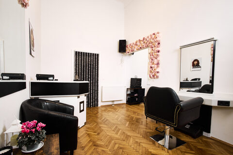 Stylingplatz mit Blumendekoration – Friseur Wien 1180